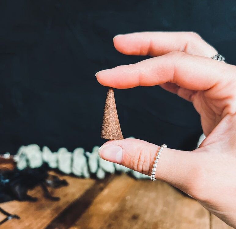 Doğal El Yapımı Konik Tütsü – 40 Dakika Yanma Süresi | Meditasyon, Yoga, Stres Azaltma