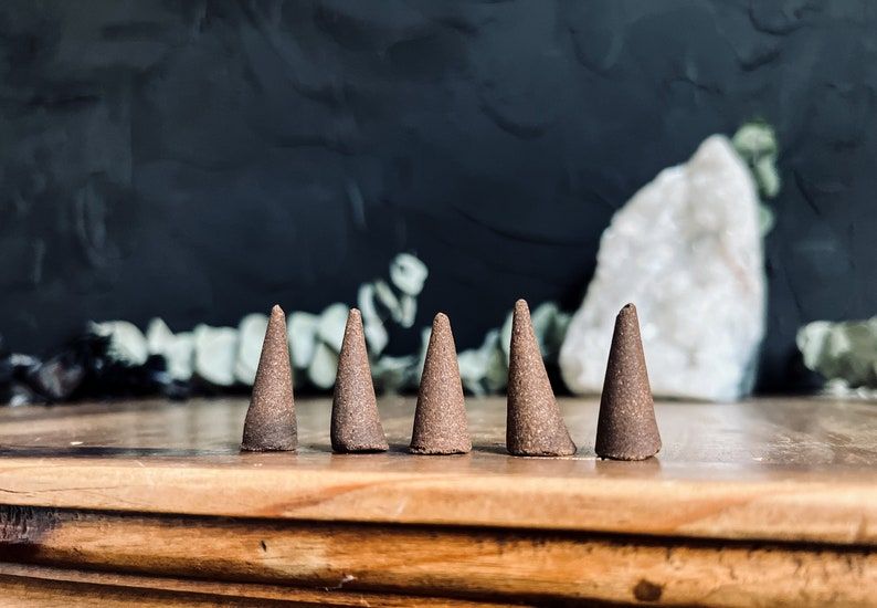 Doğal El Yapımı Konik Tütsü – 40 Dakika Yanma Süresi | Meditasyon, Yoga, Stres Azaltma