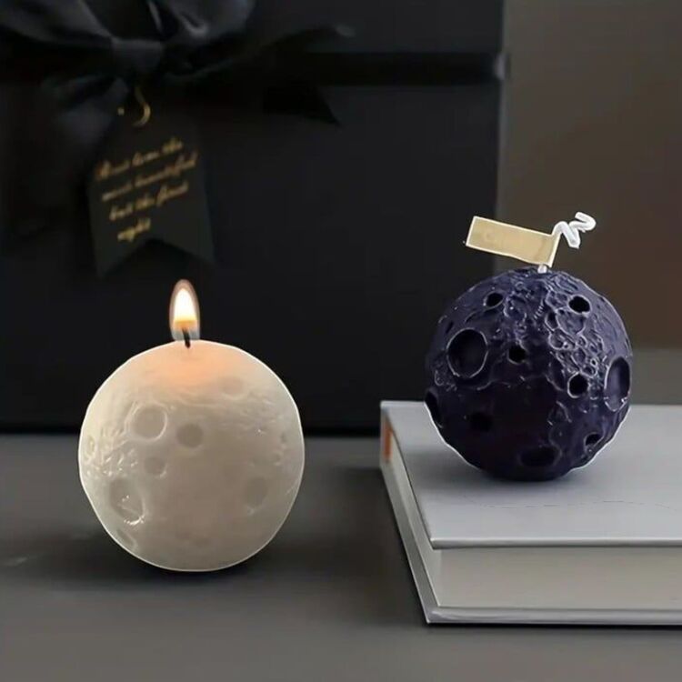 Lunar Abyss – Gizemli Ay’ın Büyüleyici Işıltısı