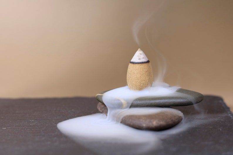 Üstün Kaliteli Doğal El Yapımı Geri Akış Tütsü –| Meditasyon, Yoga, Stres Azaltma