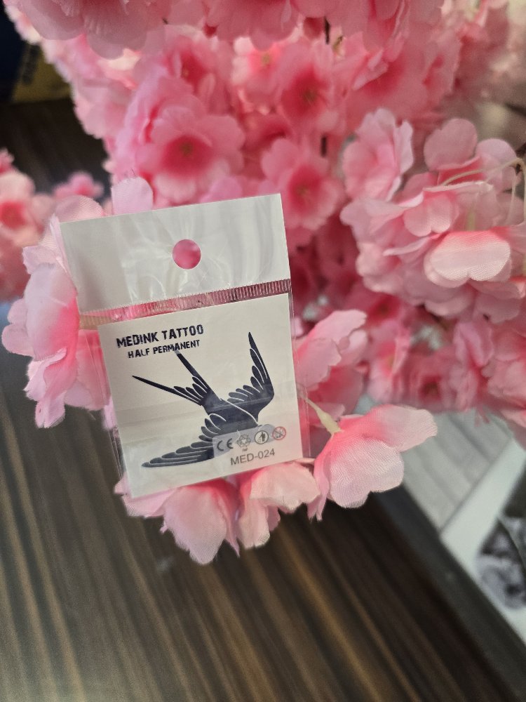 sonradan Kararan kırlangıç desen geçici dövme
