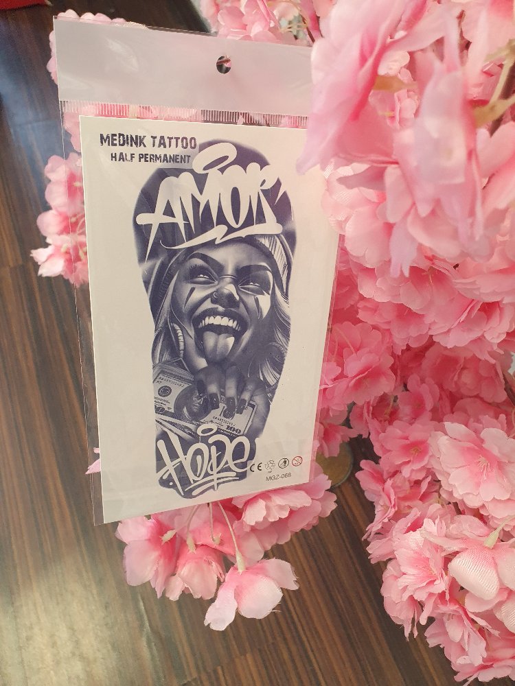 sonradan kararan gangsta kadın dolar hop ve Amor yazı desen geçici dövme