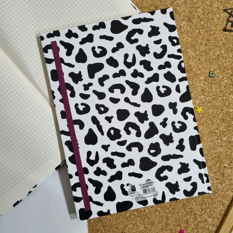 A4 Ölçü Büyük Kalın Kapaklı Kareli Defter