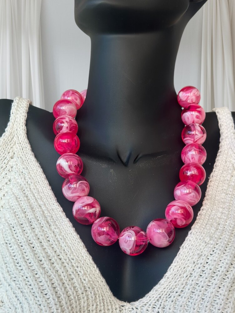 Pembe şeker kolye