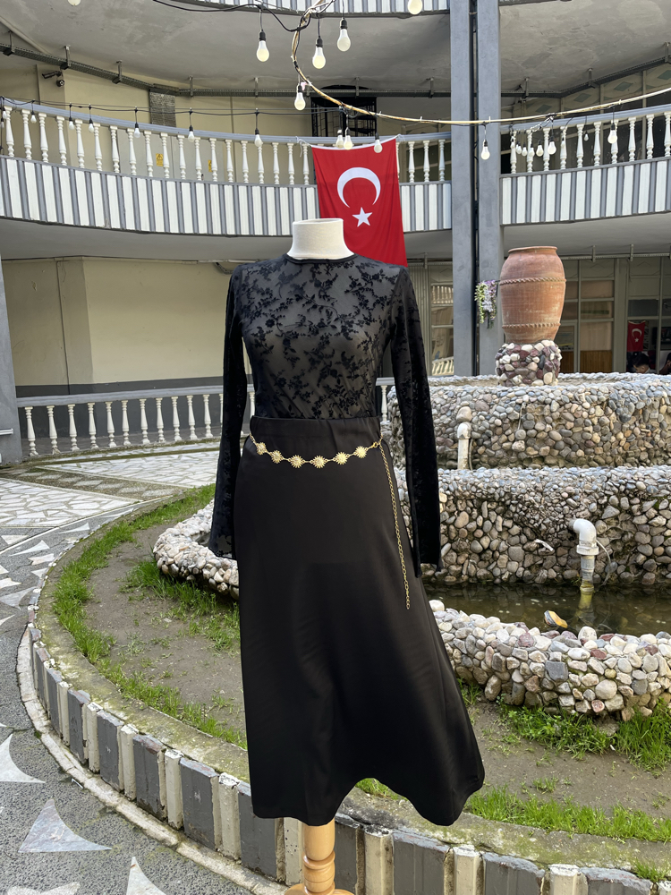 Kadın siyah zarif saten detay uzun etek