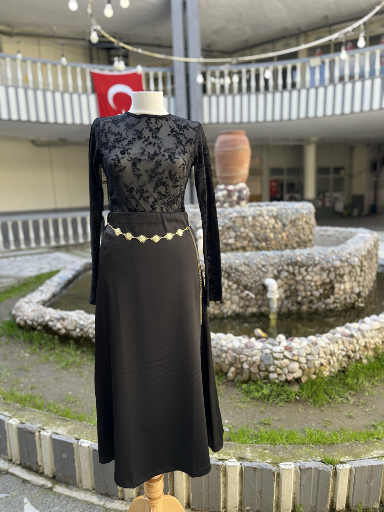Kadın siyah zarif saten detay uzun etek