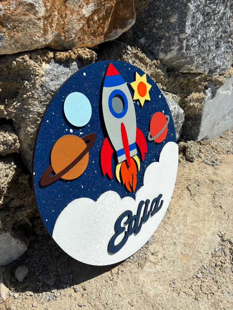 Özel İsimli Ahşap Bebek Kapı Süsü - 30 cm Uzay/Roket Temalı El Boyaması
