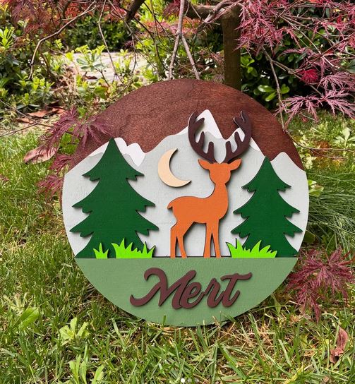 Özel İsimli Ahşap Bebek Kapı Süsü - 30 cm Dağcı Geyik Temalı El Boyaması