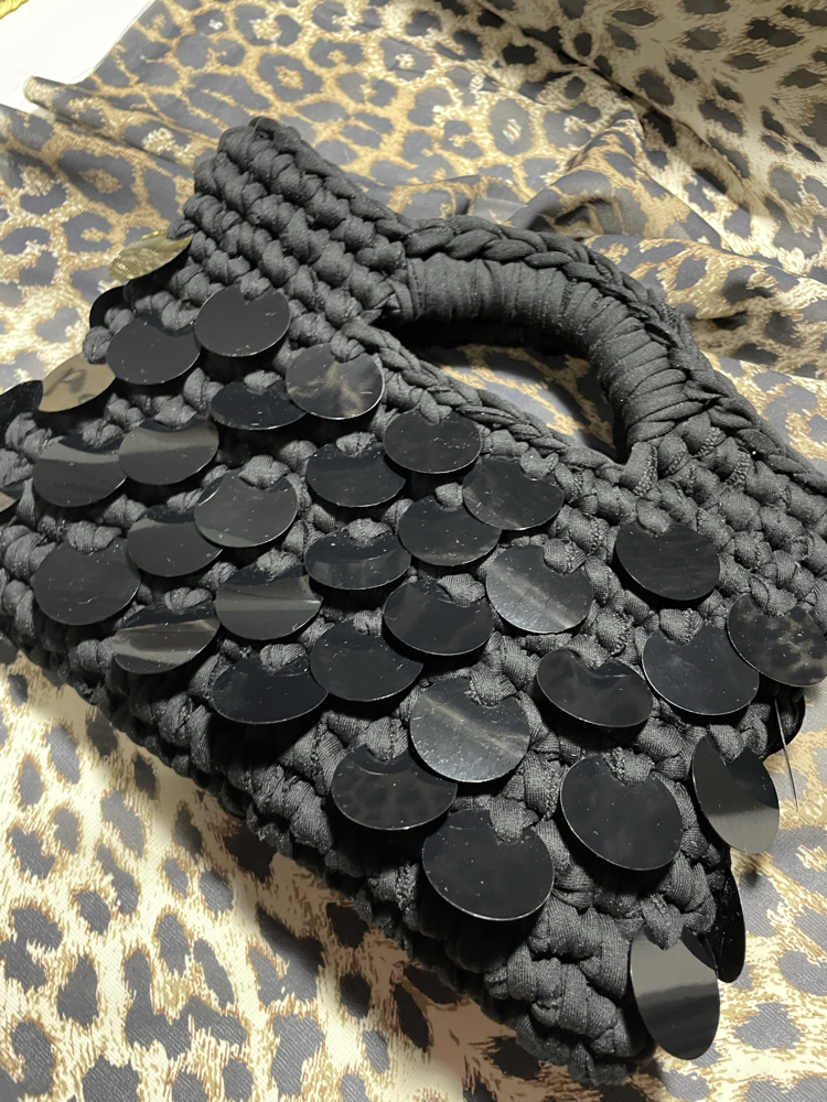 Siyah pullu leoparlı astar detaylı el çantası 
