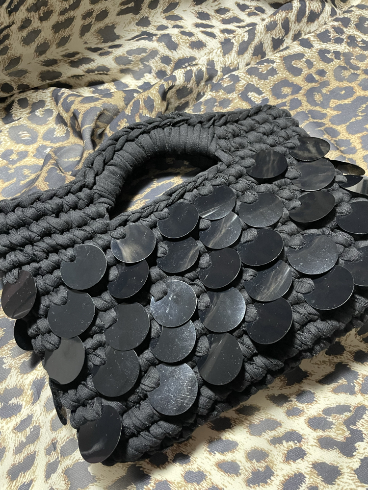 Siyah pullu leoparlı astar detaylı el çantası 