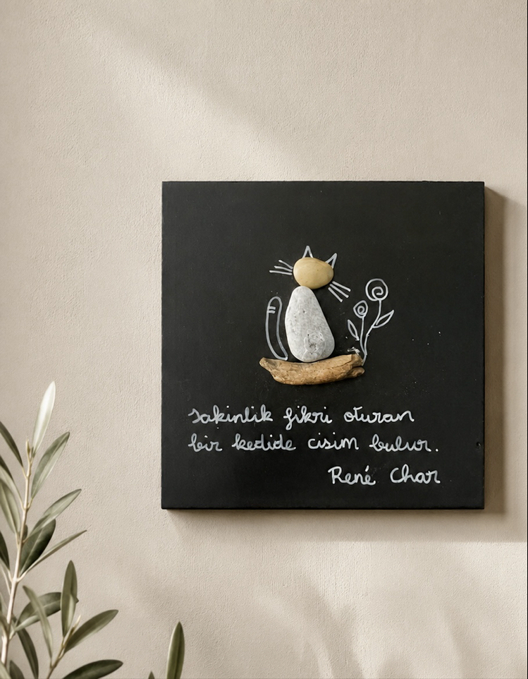 Kedi edebiyatlı "pebble art" tablo