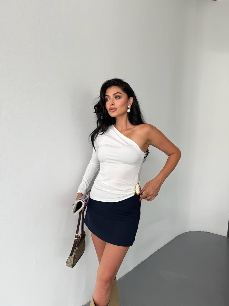 Beyaz omuzu açık crop