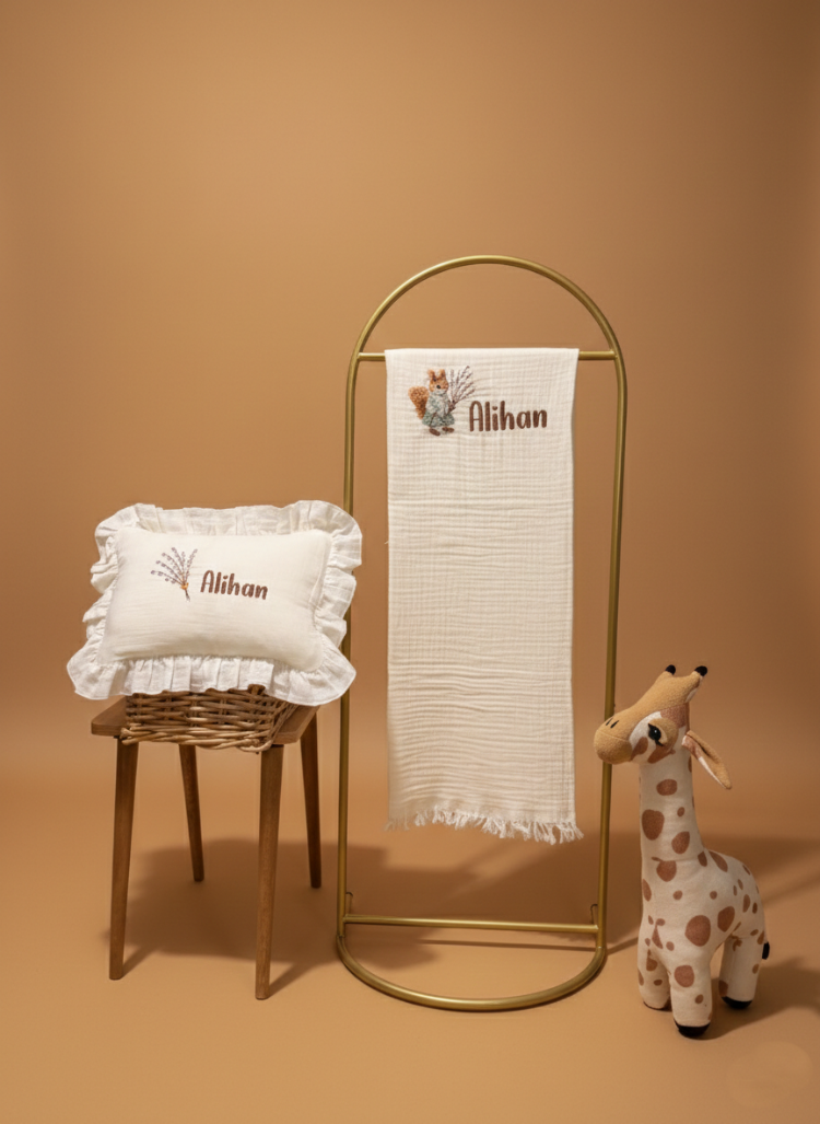 Yenidoğan Bebek Müslin Yastık ve Püsküllü Battaniye (İÇ YASTIK DAHİL)