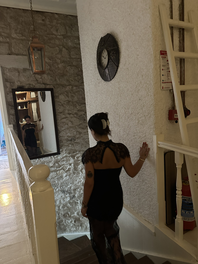 DANTEL YAKA PARÇALI STRAPLEZ ELBİSE