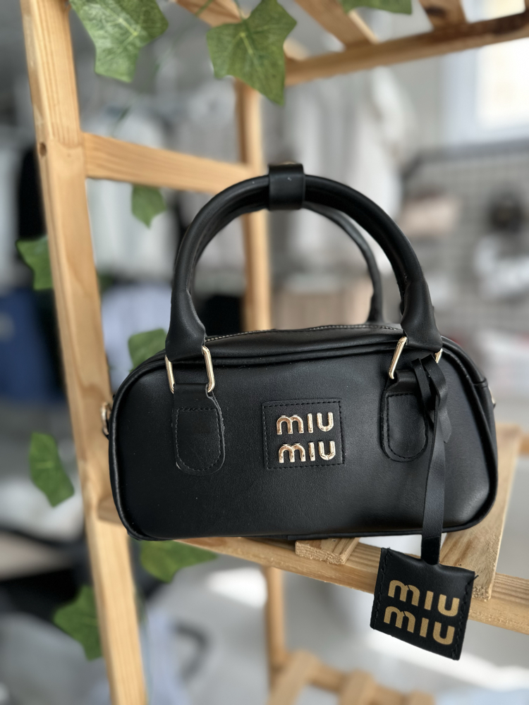 Siyah miu miu çanta