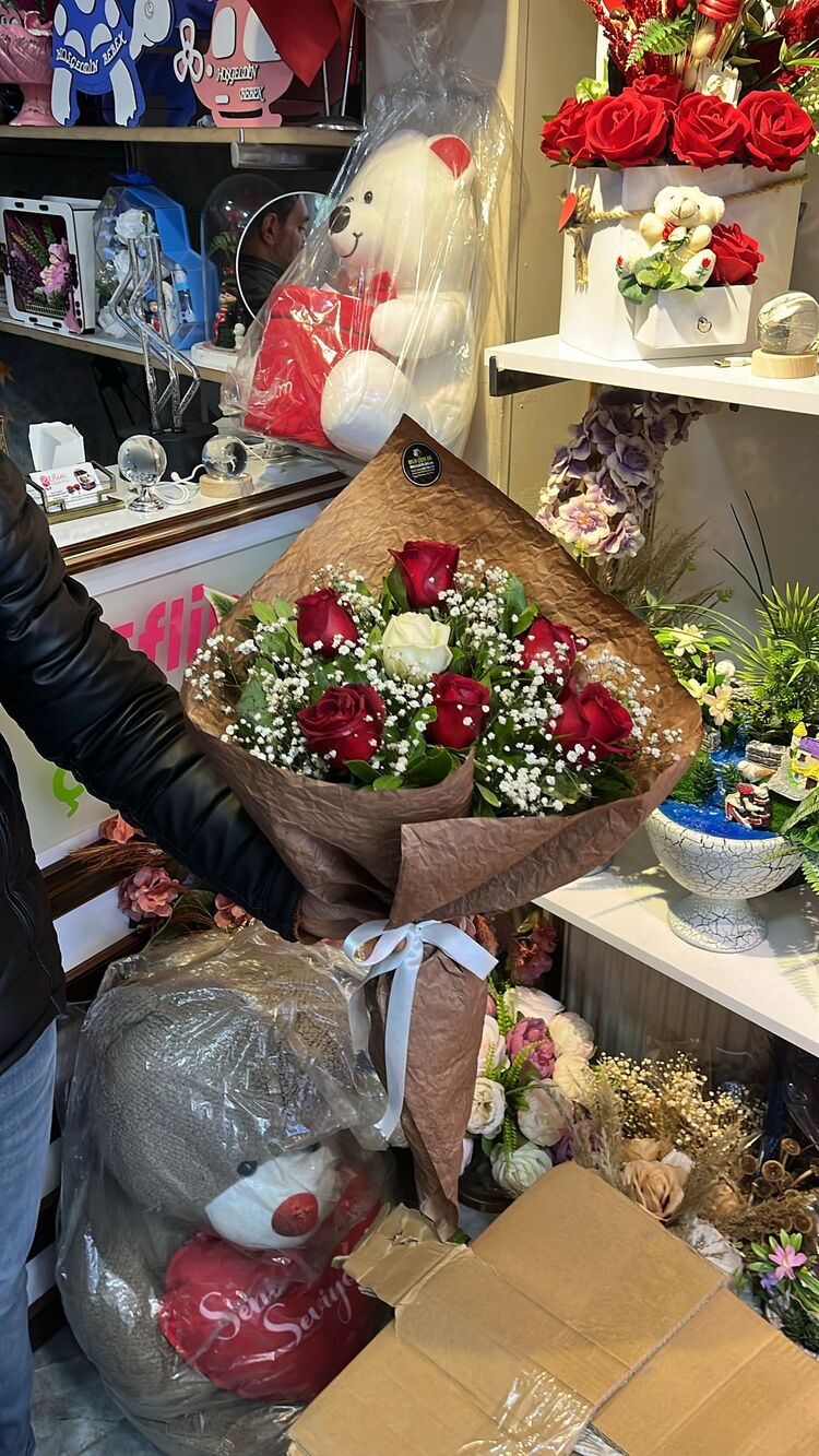 CANLI KIRMIZI (6) BEYAZ (1) GÜL BUKETİ