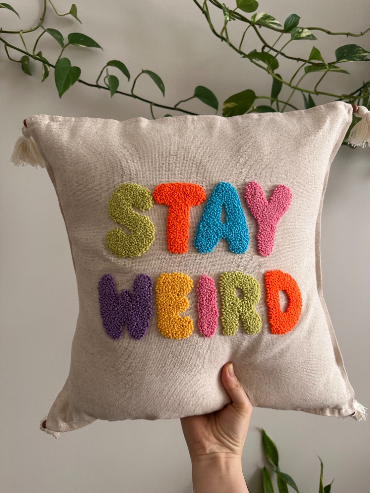 stay weird kırlent