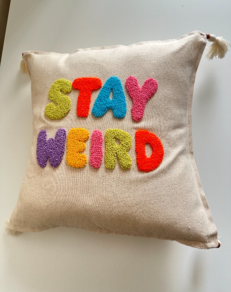 stay weird kırlent