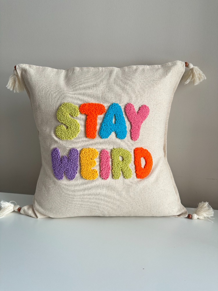 stay weird kırlent