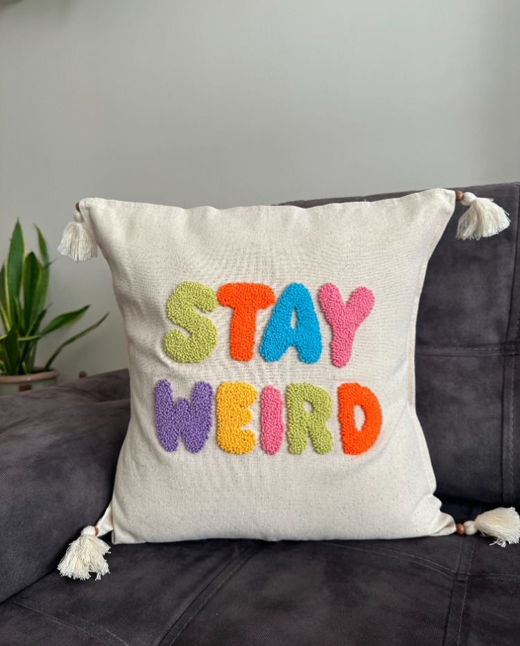 stay weird kırlent