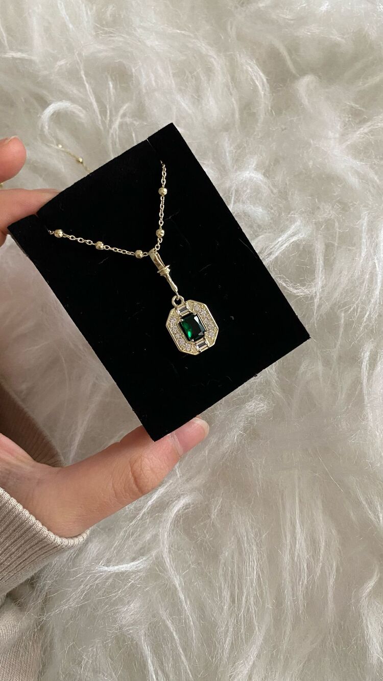 Elegant Zümrüt Taşlı Kolye