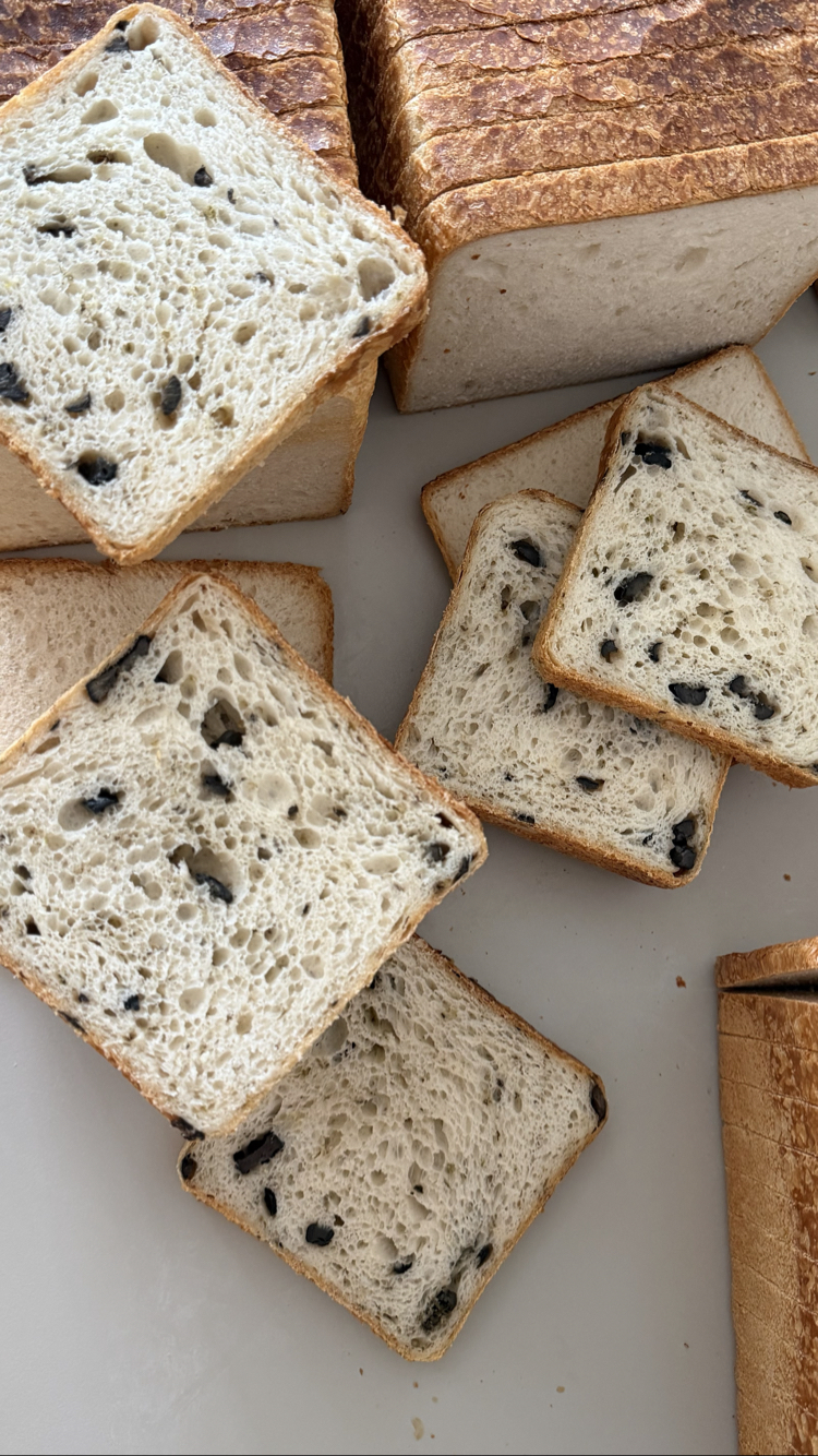 930g %100 Ekşi Mayalı Zeytinli Kekikli Tost Ekmeği 