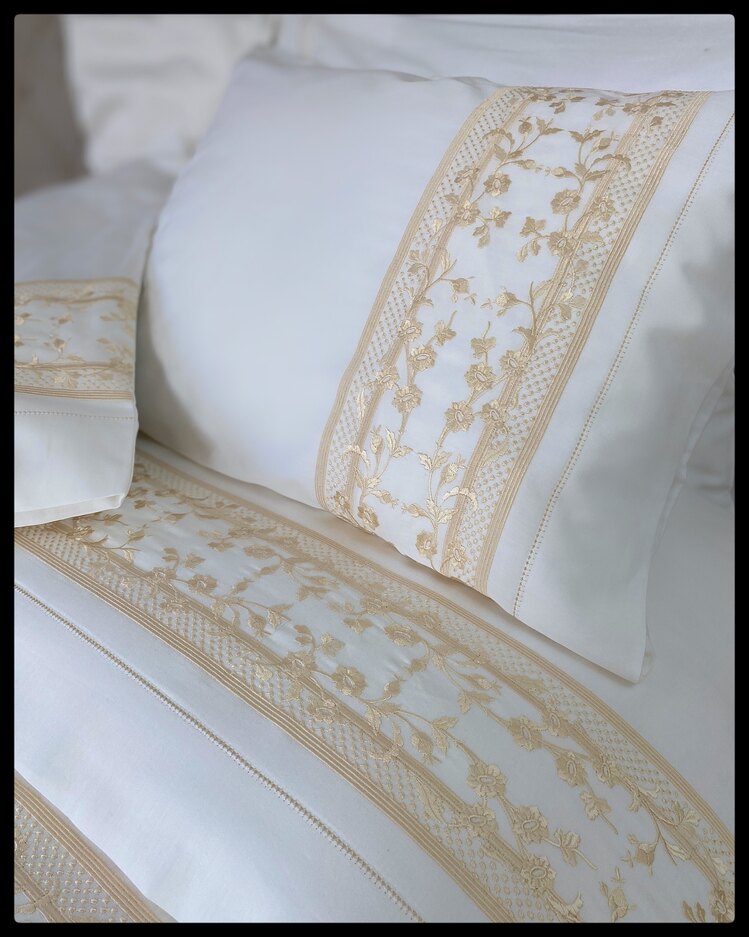 KUĞU NEVRESİM PİKE SETİ (KUM BEJİ NAKIŞLI)
