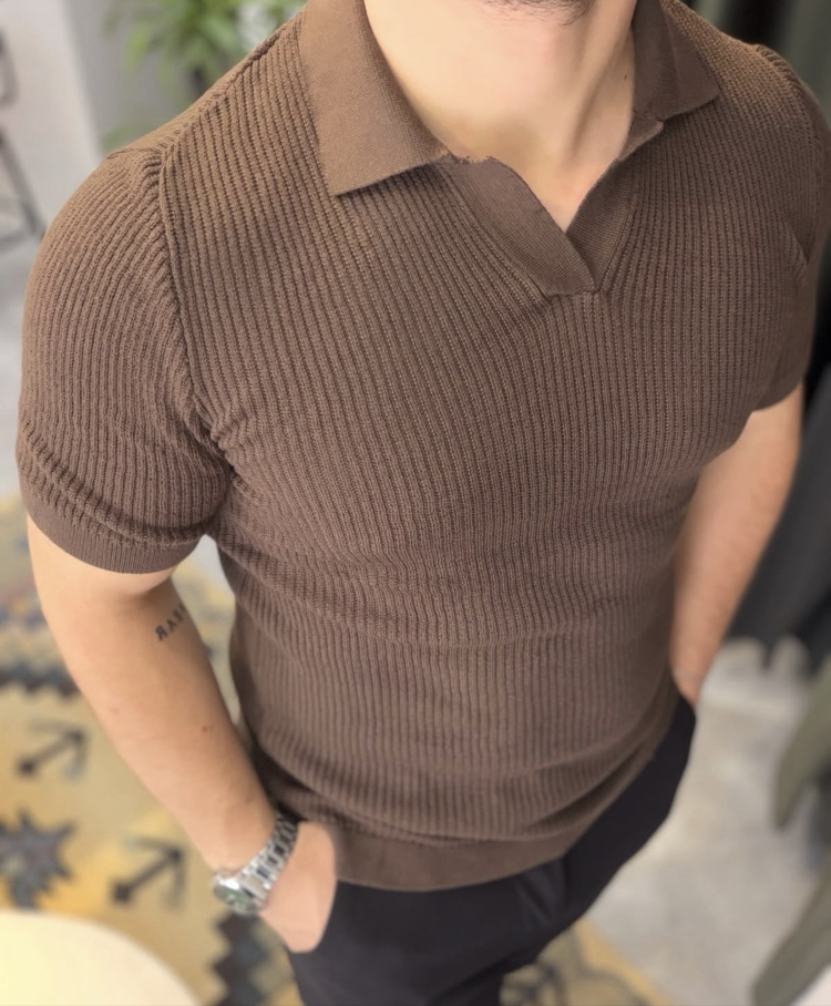Dokulu triko örgüsü ve düğmesiz polo yaka