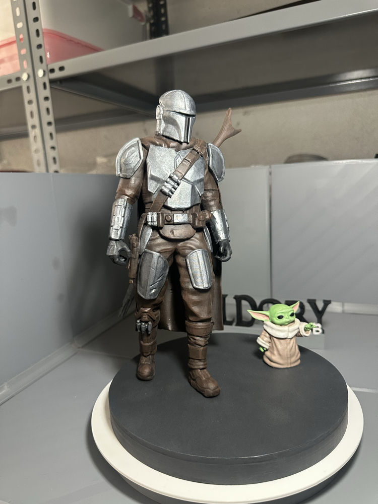 El Boyaması Mandalorian & Grogu (Baby Yoda) 3D Figür – Koleksiyonluk Dekor – 27 cm