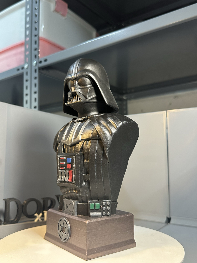 Darth Vader El Boyaması Koleksiyon Büstü – 25 cm