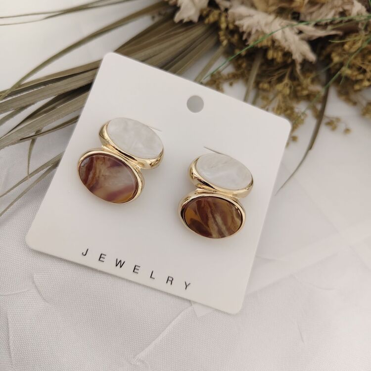 Kahve krem tonlarında zara model küpe