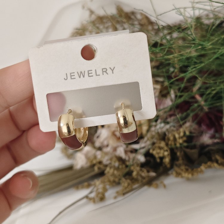 Kahve detaylı mini altın küpe