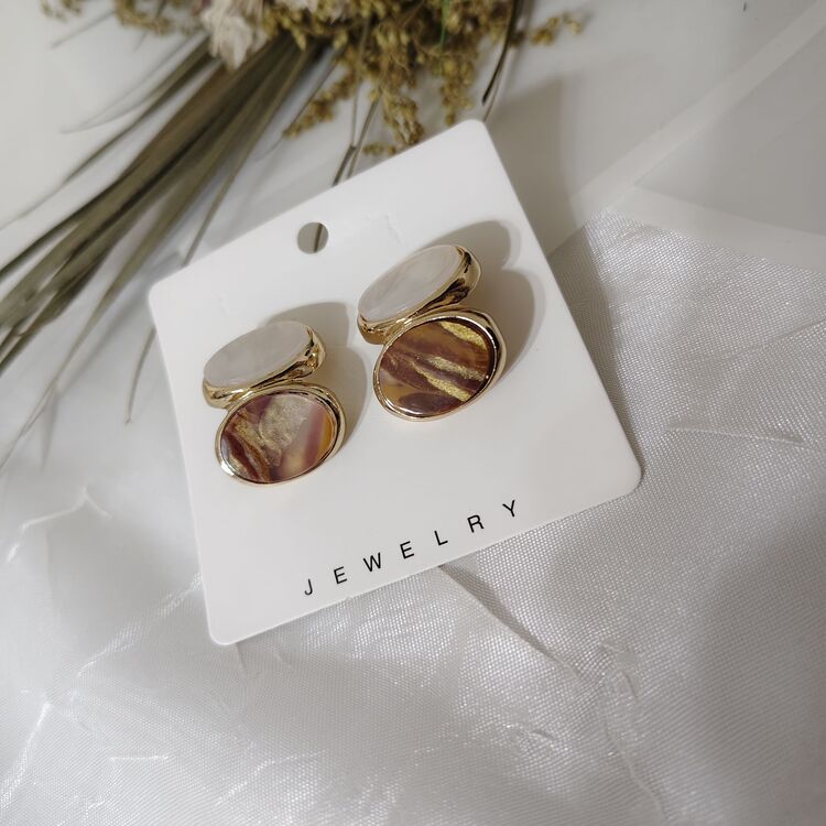 Kahve krem tonlarında zara model küpe