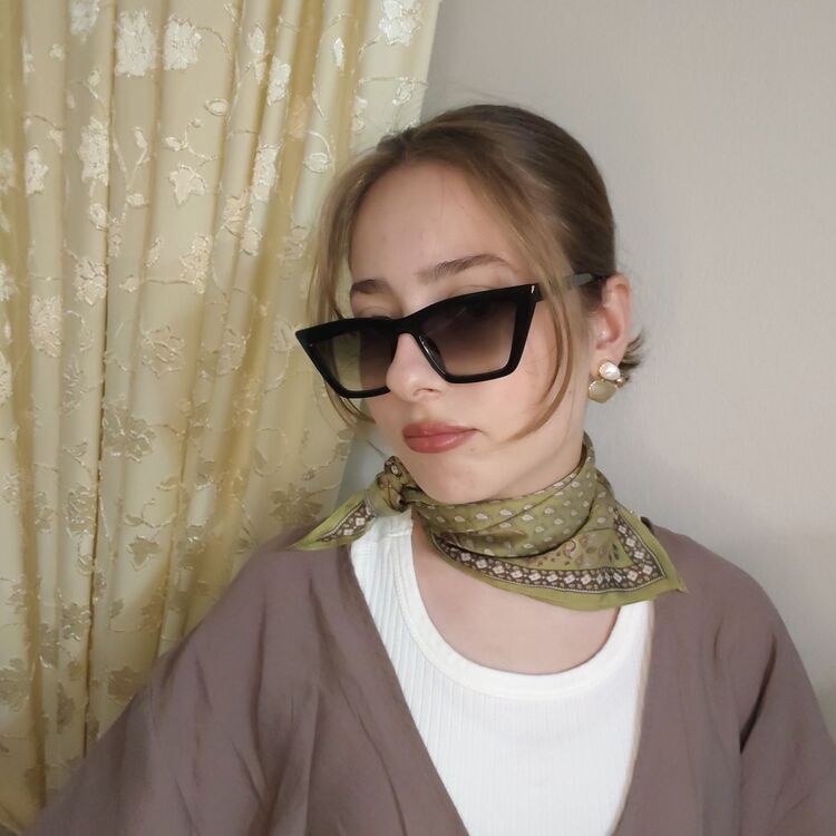 Retro siyah çerçeveli güneş gözlüğü