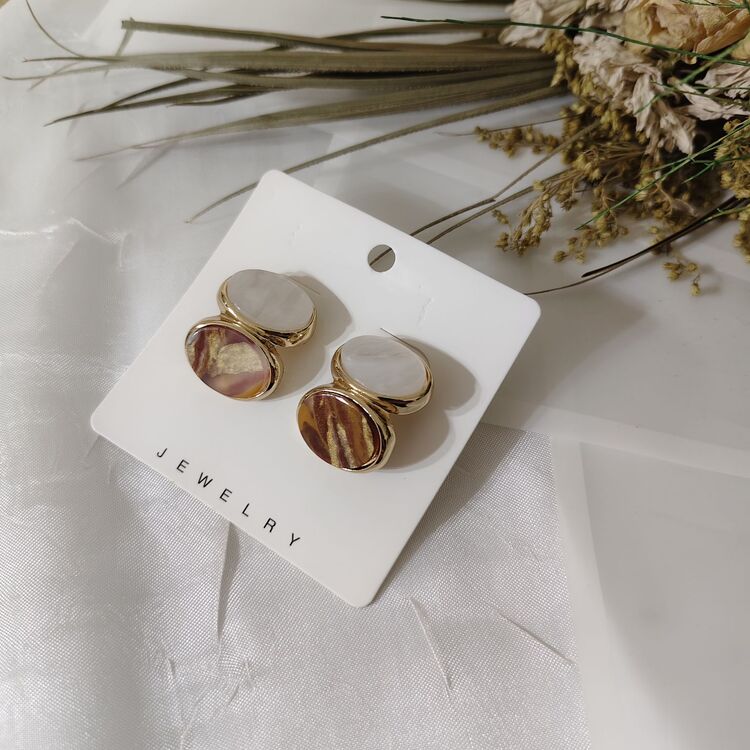 Kahve krem tonlarında zara model küpe