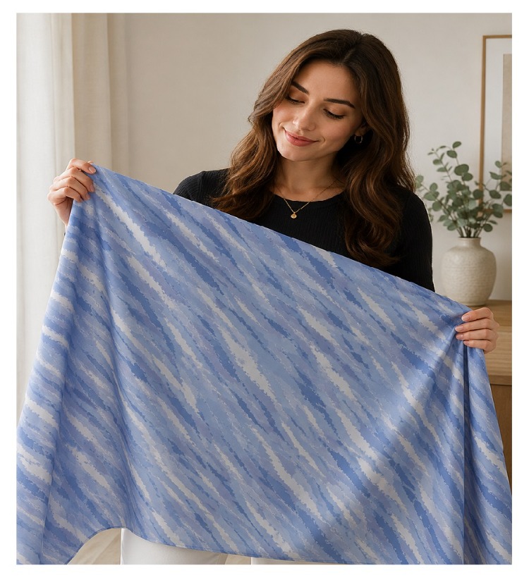 Taç Jakar Saten Dikdörtgen Masa Örtüsü – Mavi Desenli-Ölçü: 150 x 220 cm 