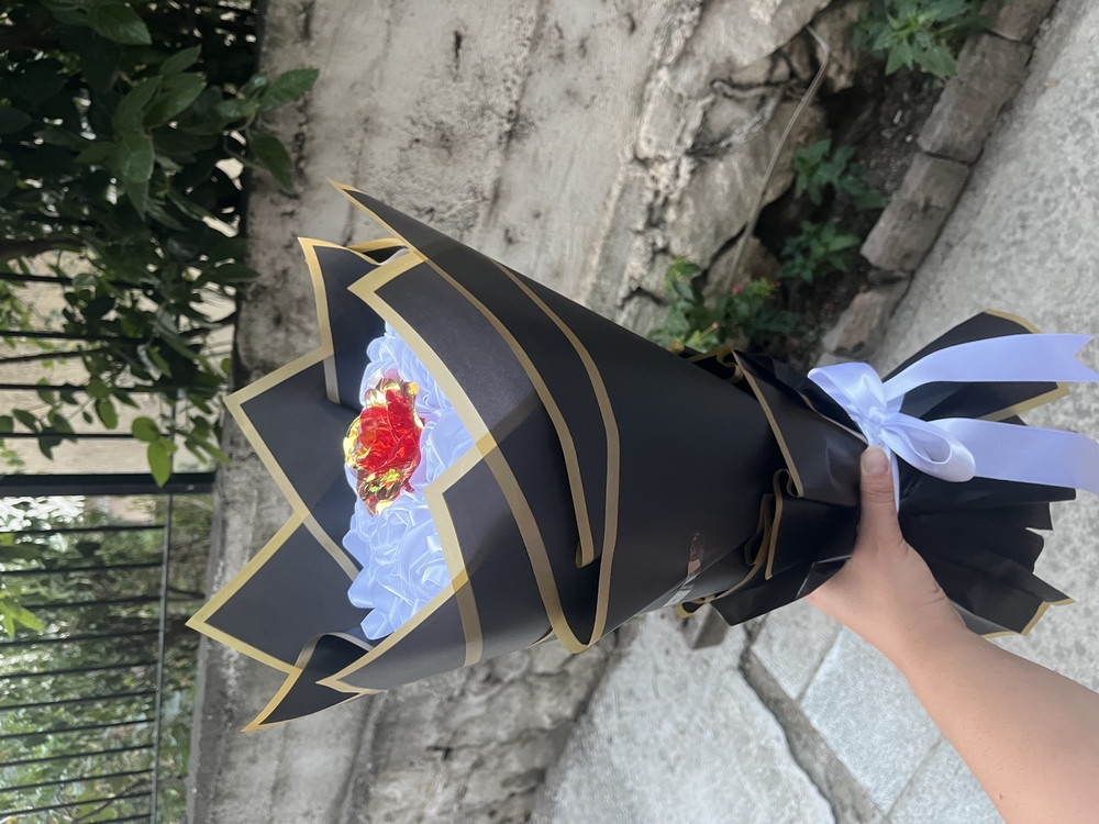 El yapımı beyaz saten gül buketi