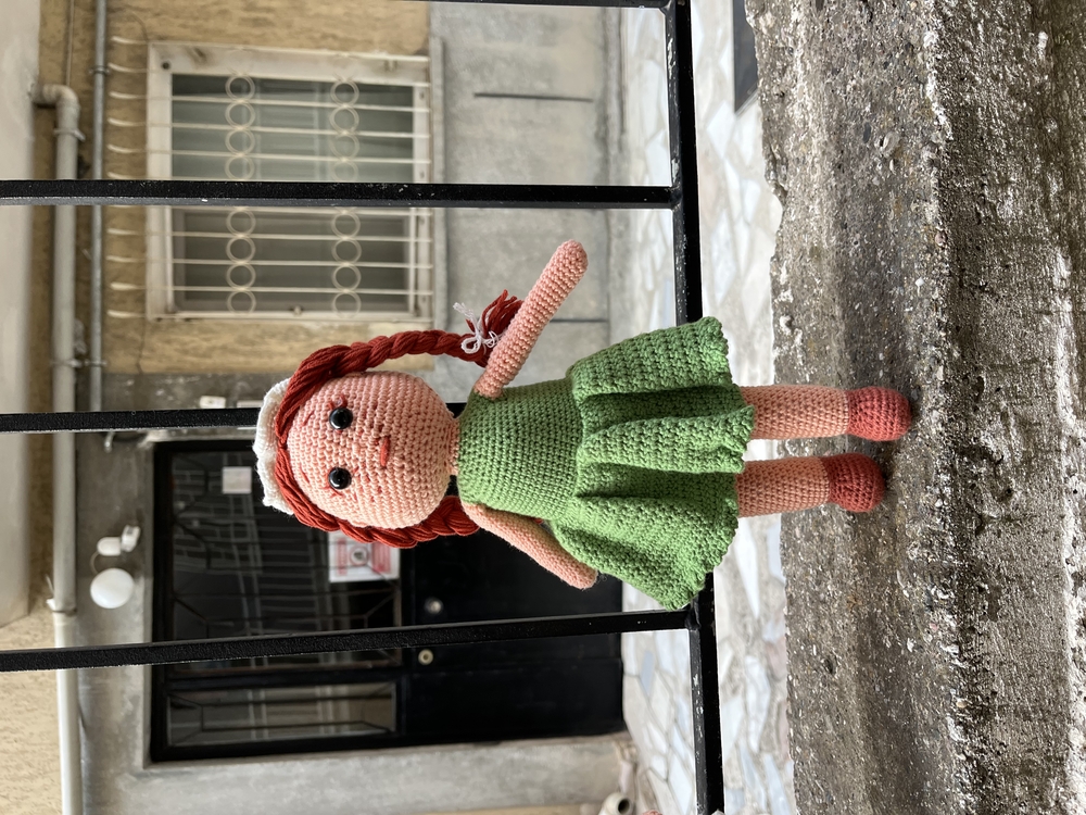 El yapımı örgü bebek