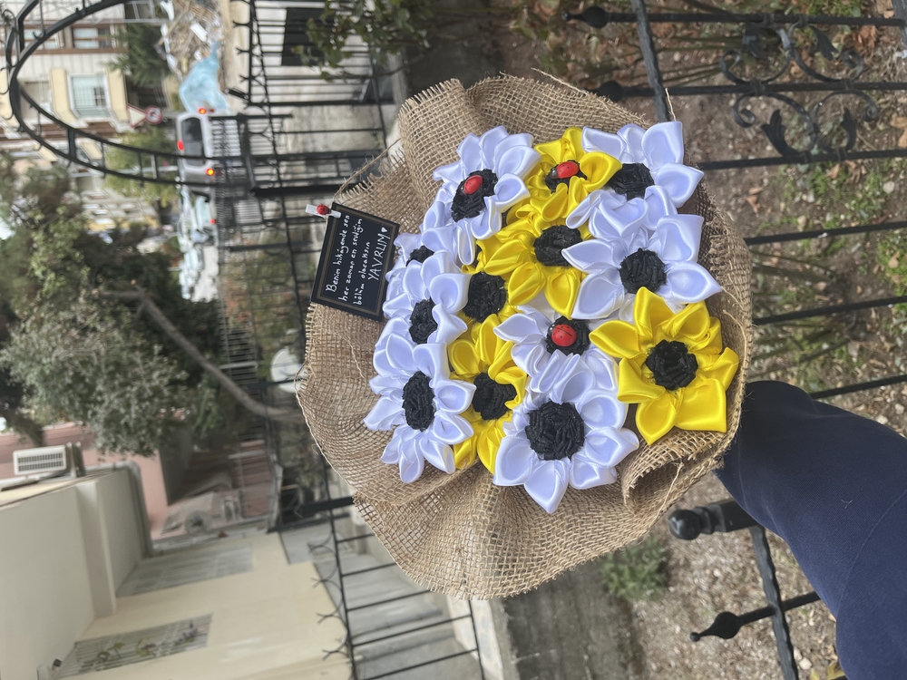 Uğurböcekli çiçek buketi