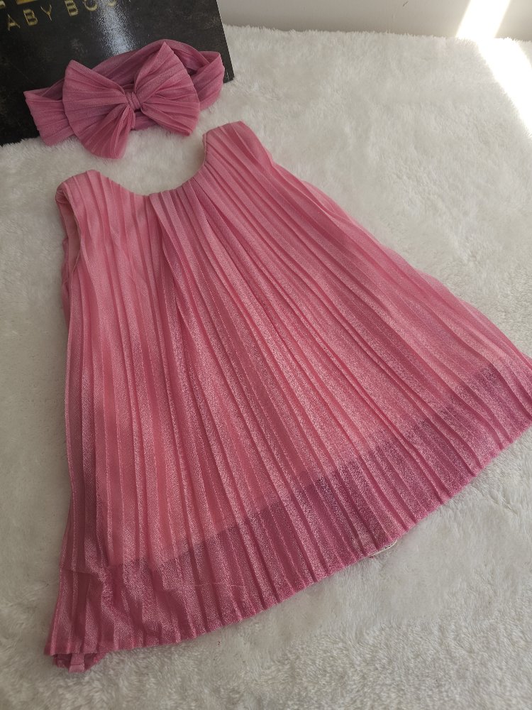 pembe pileli elbise