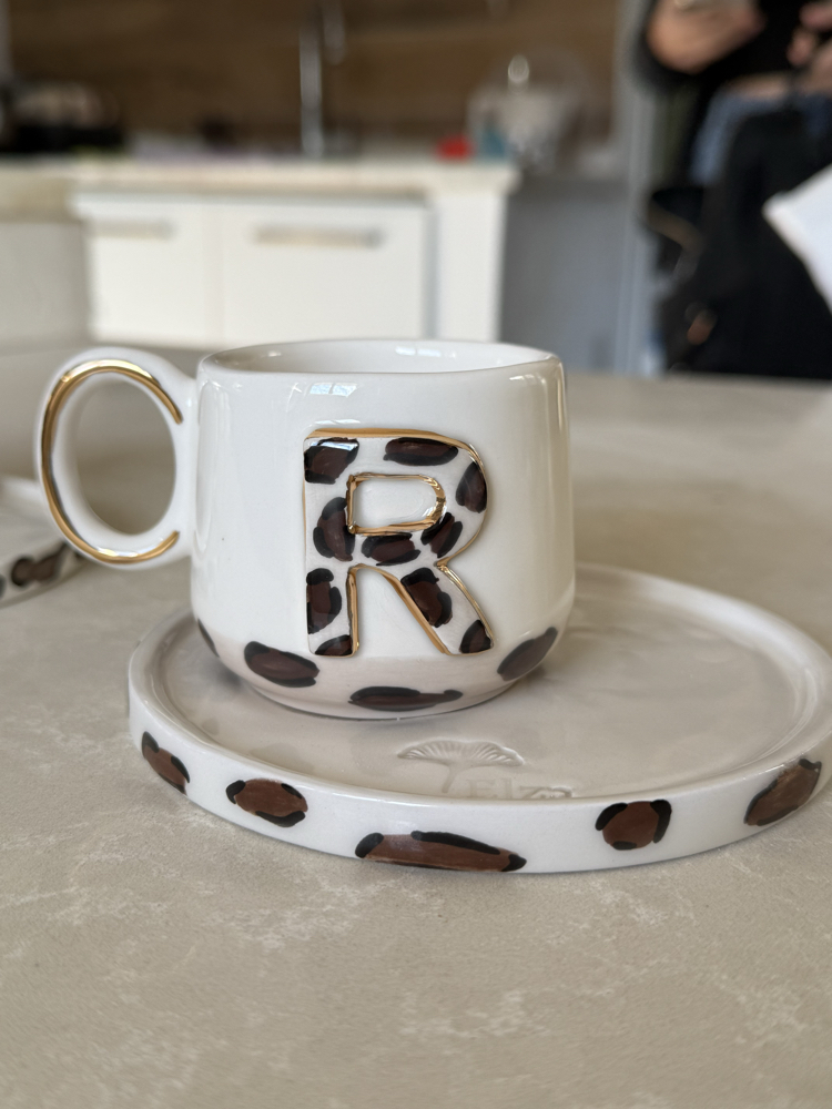 Leoparlı R harfi