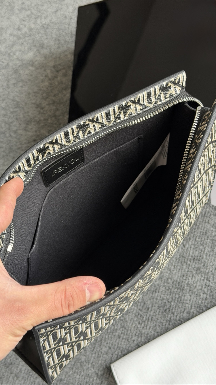 Mia Model Trend Clutch