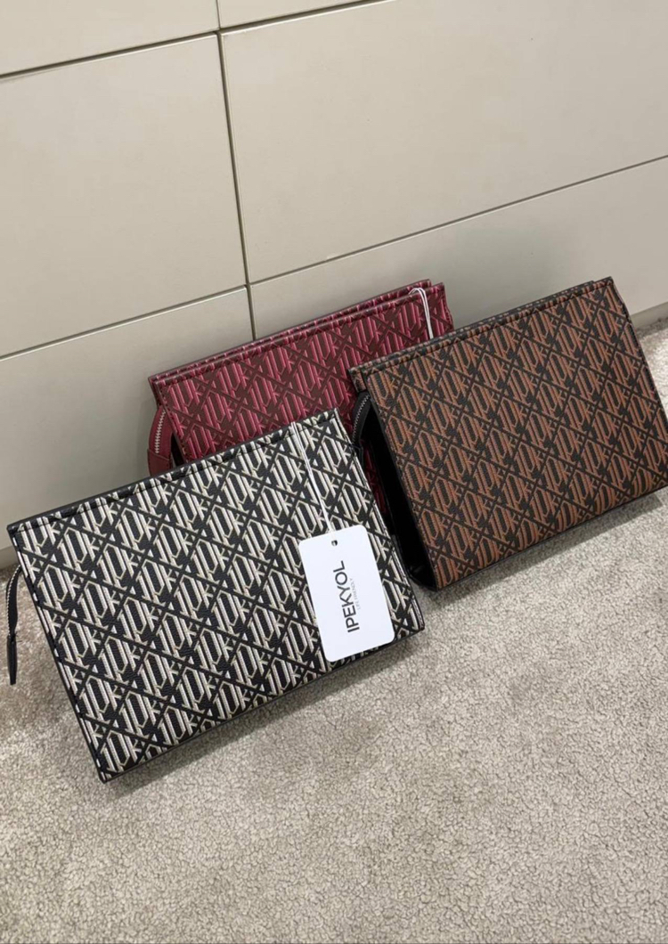 Mia Model Trend Clutch