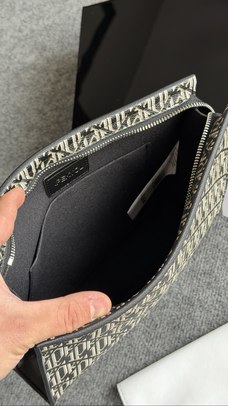 Mia Model Trend Clutch