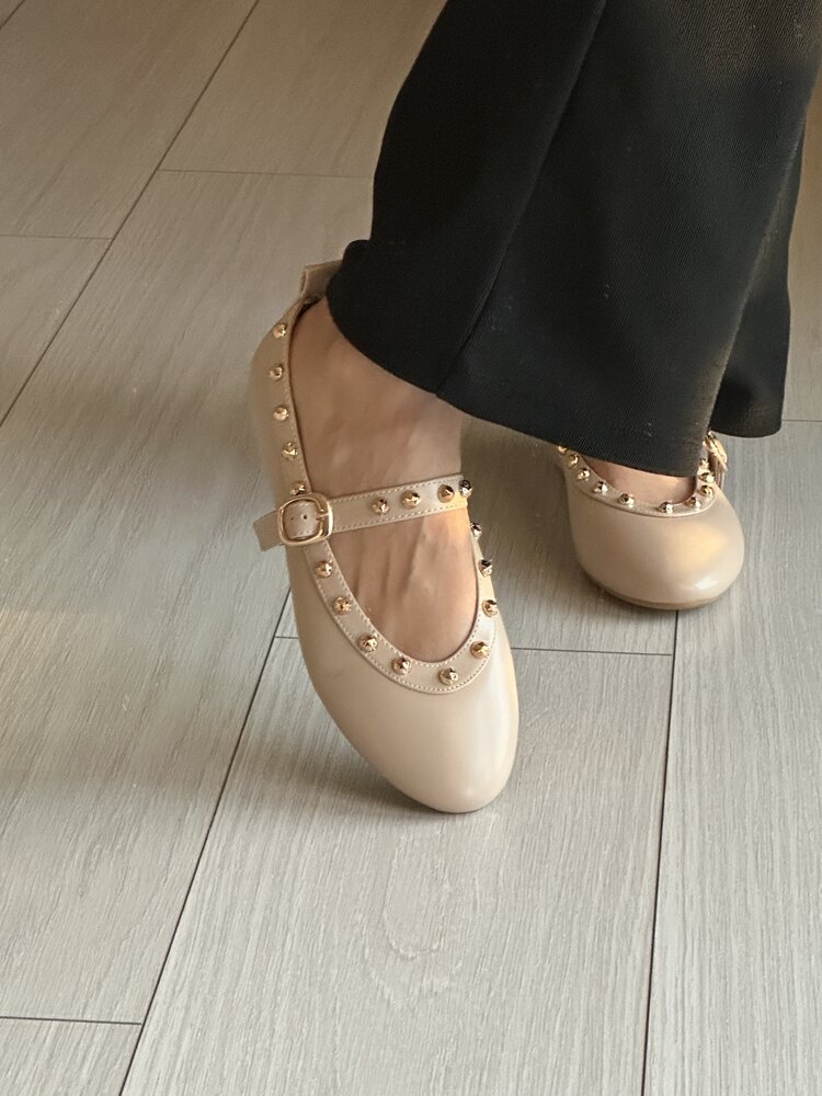 Kadın Zımbalı bej rengi babet
