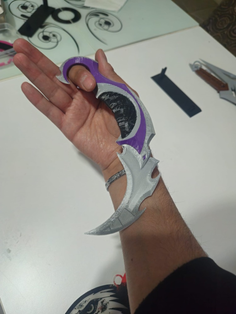 Valorant Standlı Yağmacı Karambit – 25 cm Oyuncu Odası Dekoru