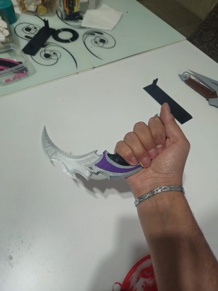 Valorant Standlı Yağmacı Karambit – 25 cm Oyuncu Odası Dekoru