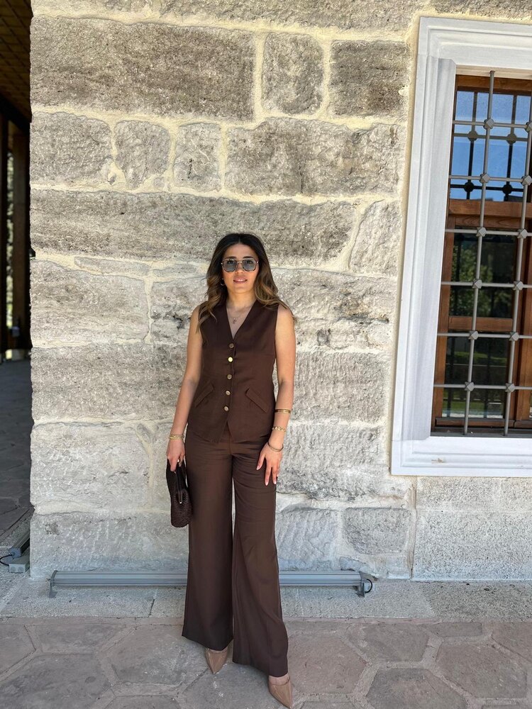 Kahverengi yelekli takım