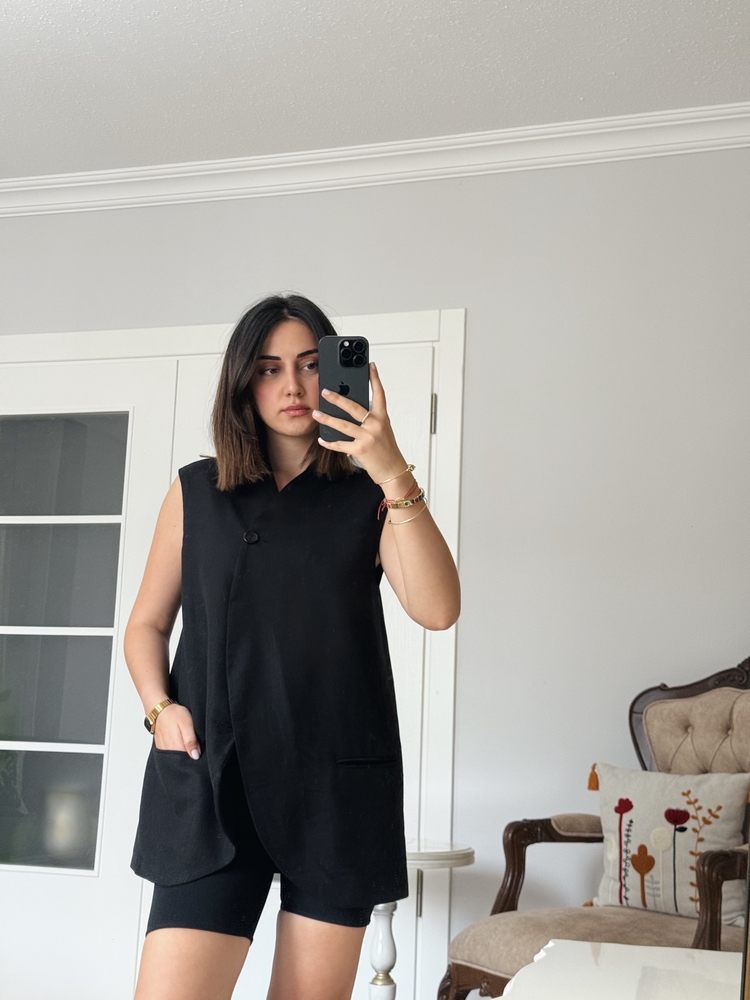 Siyah düğme detaylı yelek