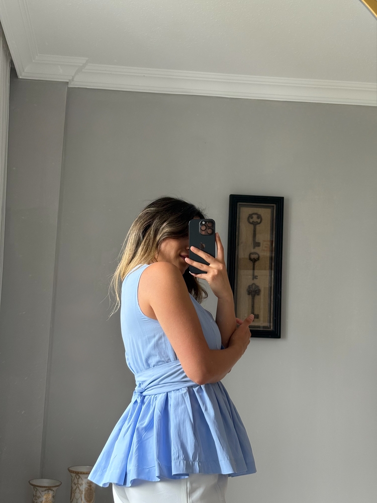 Belden bağlamalı mavi bluz
